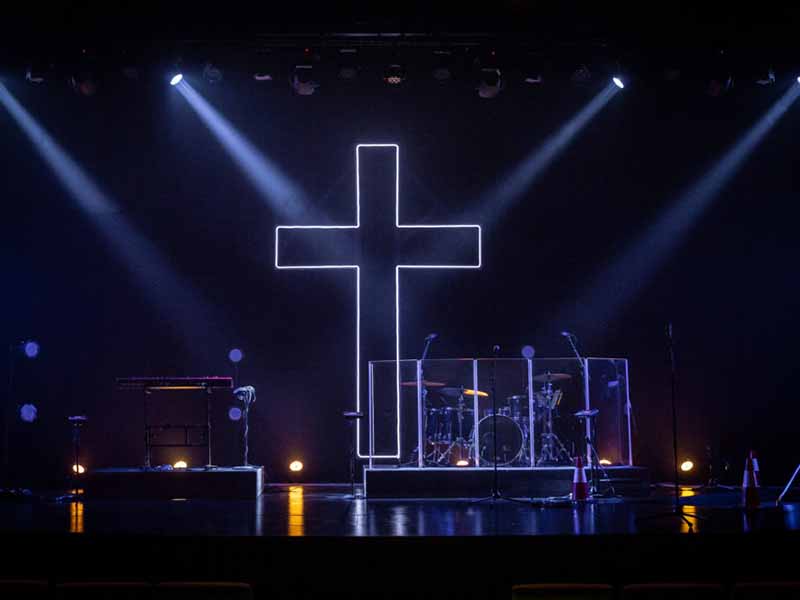 Łatwa konfiguracja sceny kościelnej z podświetlanym LED krzyżem jako tłem