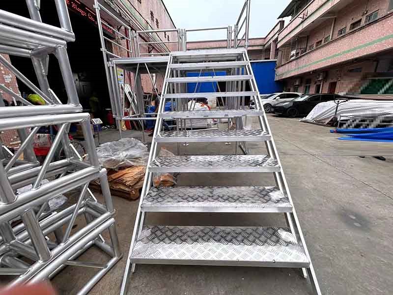 montaż schodów aluminiowych na scenę