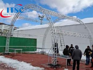 System dachowy tunelu kratownicowego o wymiarach 8x8m na scenę koncertową
        