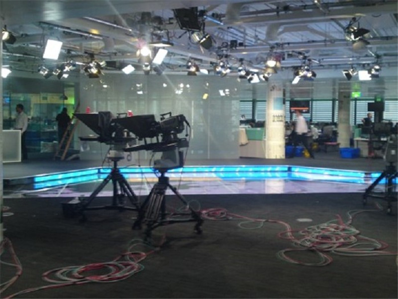 Telewizyjne studio informacyjne reflektor kratownicowy sprzęt sceniczny