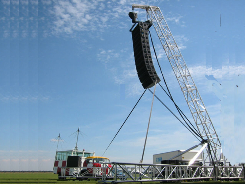 9-metrowe wieże głośnikowe wspierają czop o nośności 1000 kg