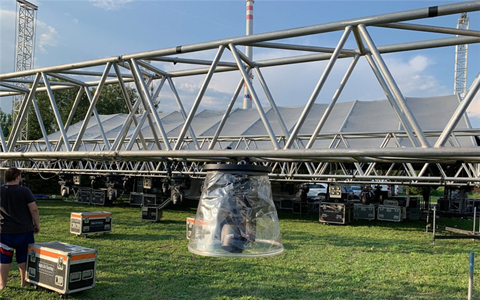 Aluminiowa konstrukcja więźby dachowej na zewnątrz na Słowacji z okazji Nowego Roku 2020