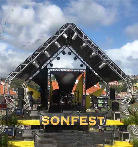 Truss stoi w Trynidadzie i Tobago