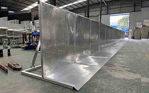 Aluminiowe barykady kontroli tłumu w stylu Mojo do Wielkiej Brytanii!
        
