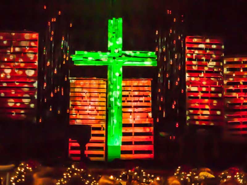 Przenośne tła kościelne ozdobione krzyżem i oświetleniem scenicznym